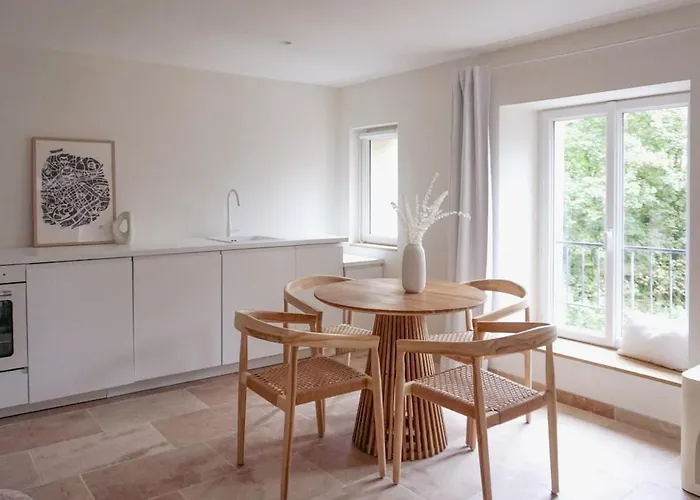 Les Voiles Blanches - Dans Un Chateau * Caen